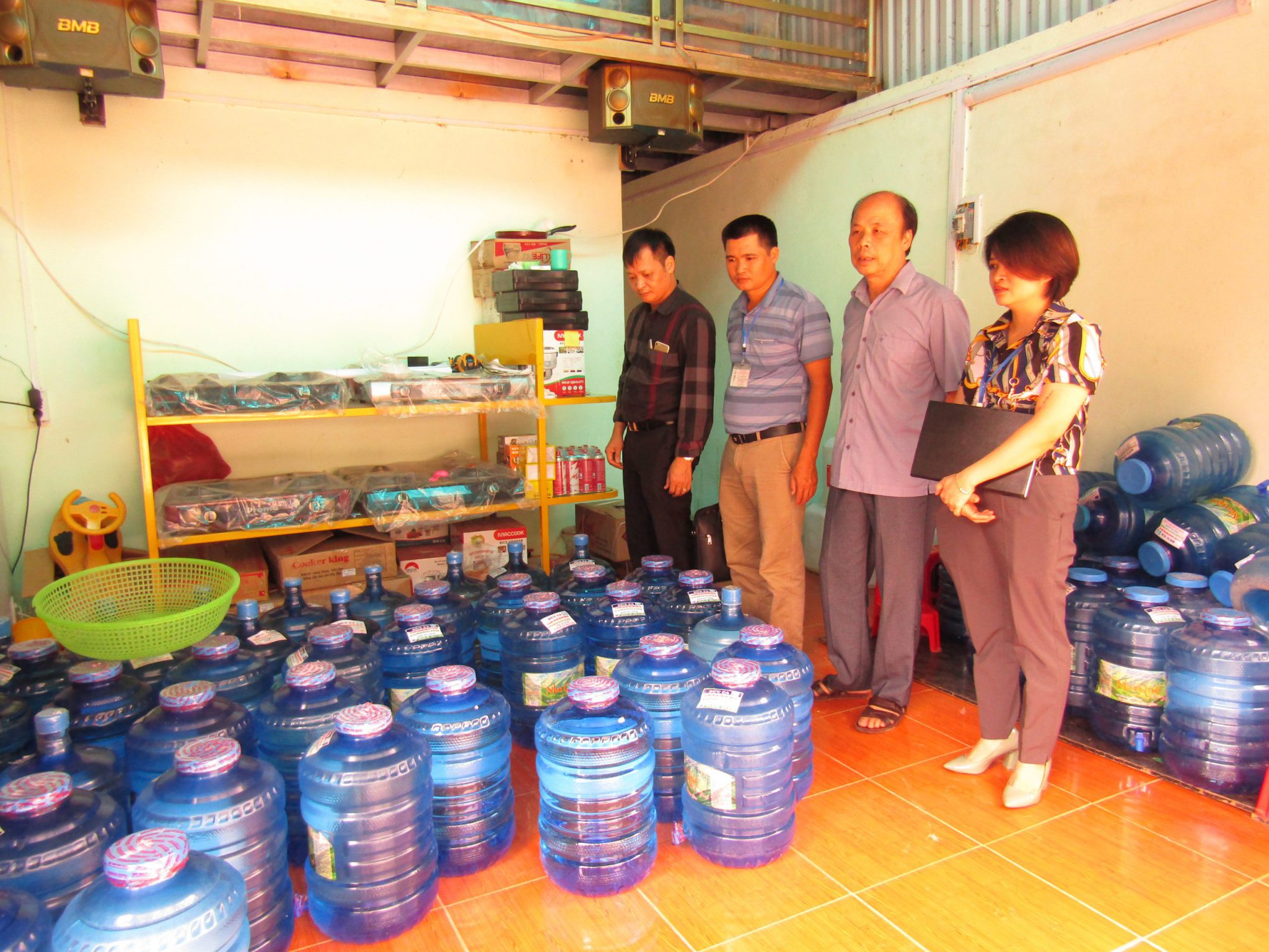 Đoàn kiểm tra cơ sở sản xuất nước uống đóng chai, đóng bình tại huyện Mèo Vạc