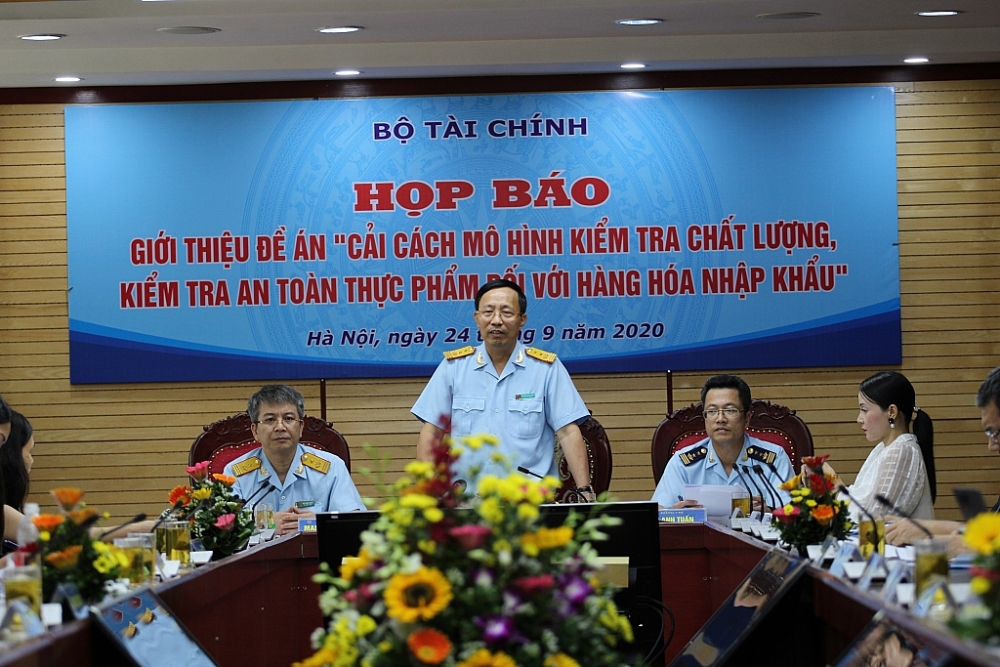 Tổng cục trưởng Tổng cục Hải quan Nguyễn Văn Cẩn phát biểu tại buổi họp báo. Ảnh: Thái Bình