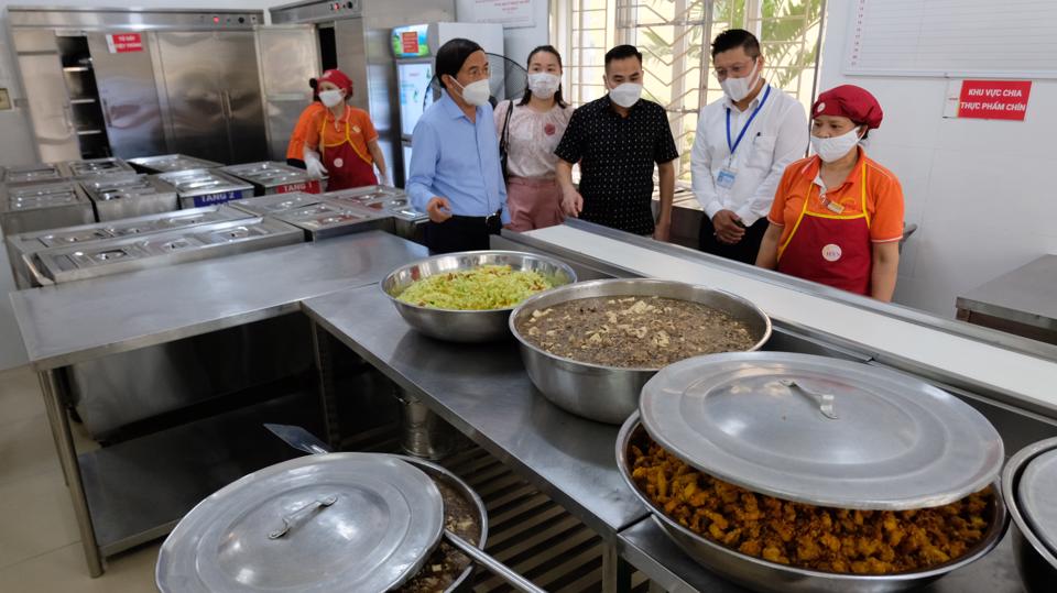 Đoàn công tác của Sở NN&PTNT Hà Nội kiểm tra một cơ sở chế biến thực phẩm.
