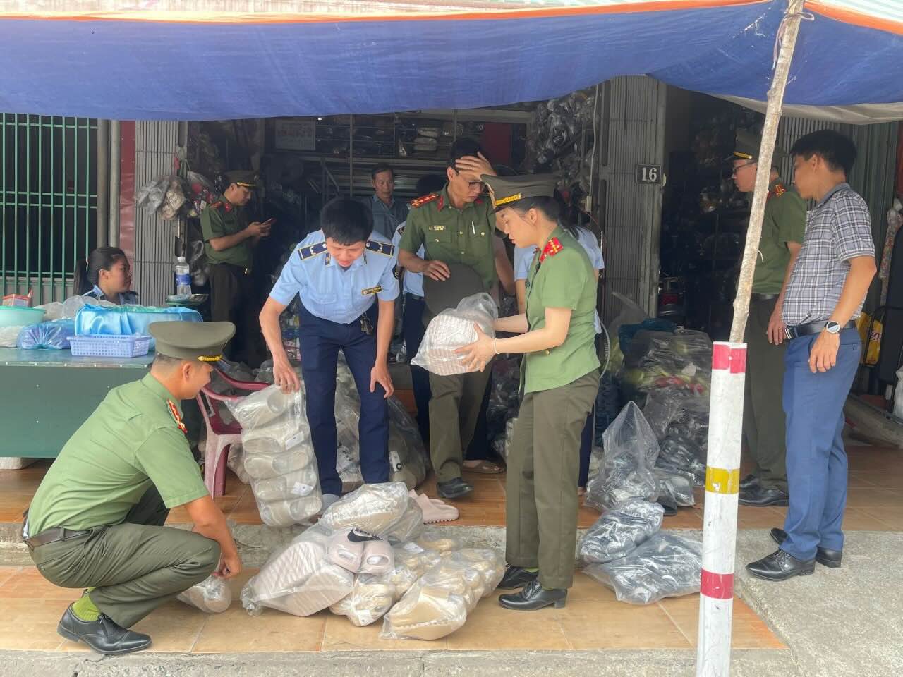 Phát hiện 350 đôi giày dép nghi giả mạo thương hiệu nổi tiếng tại Quảng Trị