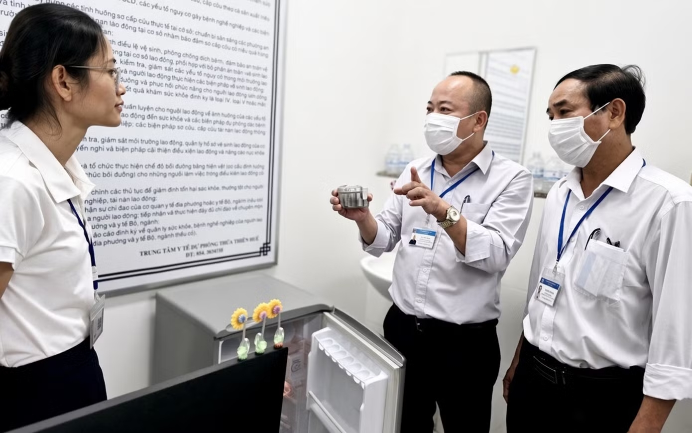 Đoàn kiểm tra của Sở Y tế TP. Huế kiểm tra quy trình lưu mẫu thực phẩm tại một doanh nghiệp thuộc Khu Công nghiệp Phú Bài, phường Phú Bài. Ảnh: Internet